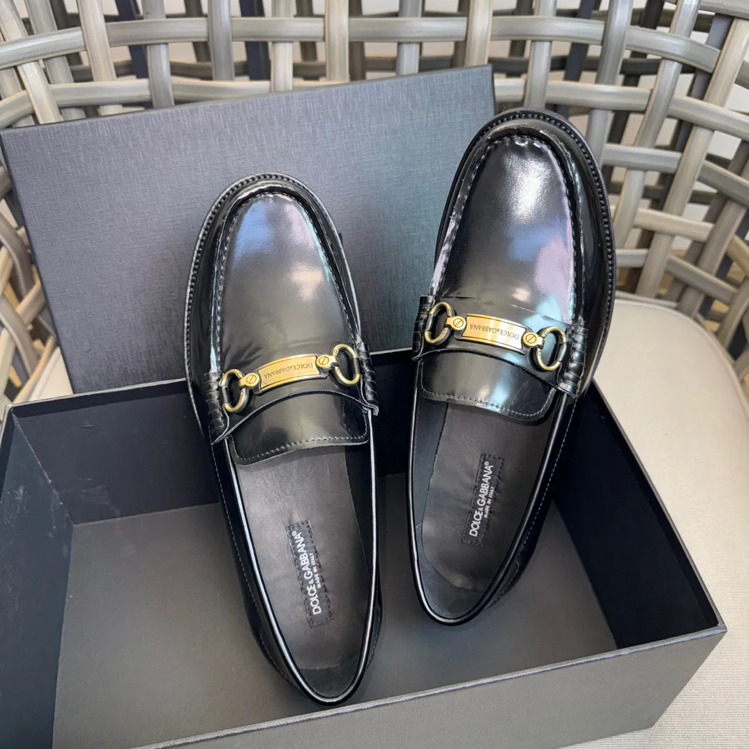 💰¥960 D&G cowhide moccasin loafers for men｜Embellished with DG hardware nameplate｜Made of imported calfskin｜Retro and shiny texture complement each other｜Release charming tones to outline a confident posture｜Imported calfskin + cowhide lining + Italian leather outsole Size: 39-44 (38.45 custom-made)